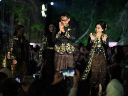 Hari Batik Nasional, Direksi PLN Tampilkan Perpaduan Busana Adat Solo dan Yogyakarta di Istana Negar