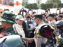 Menhan Prabowo Beri Santunan Kepada Korban Erupsi Gunung Marapi di Kabupaten Agam, Sumbar