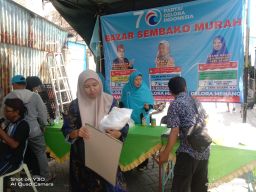 3 Caleg Partai Gelora Gelar Bazar Sembako Murah di Gembong Simokerto Surabaya