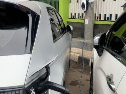 Inovasi Terbaru PLN, Tiang Listrik Dijadikan SPKLU, Ekosistem EV Makin Menarik