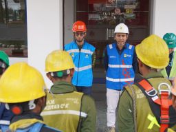 Waspadai Cuaca Buruk, PLN UP3 Jember dan PLN Icon Plus Berkolaborasi Menata Kabel di Tiang Listrik J