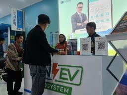 Kunjungi Booth PLN di IIMS 2024, Menteri BUMN Dorong Kendaraan Berbasis Energi Hijau Tumbuh Masif
