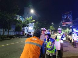 Bagikan Nasi Kotak untuk Warga, Polres Bojonegoro Lakukan Patroli Sahur Ramadhan
