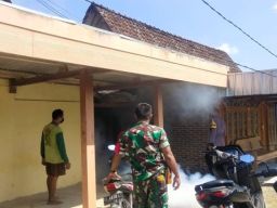 Cegah Demam Berdarah, Babinsa Koramil 04/Padas Dampingi Pelaksanaan Fogging