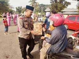 Polsek Dawuan Bagikan Paket Takjil: Kebersamaan dalam Ramadhan
