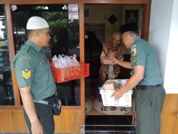 Koramil 0818/23 Jabung Bagikan Takjil untuk Warganya, Jadi Momentum untuk Keberkahan Ramadhan
