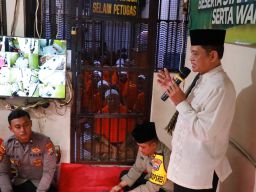 Momen Puluhan Tahanan Terima Tausiah Sebelum Buka Bersama Polres Tanjungperak