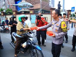 Empat Jendral Polri Kompak Bareng Polwan Berbagi Takjil