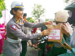 Ramadhan Berkah Polres Bangkalan dan Bhayangkari Berbagi Takjil