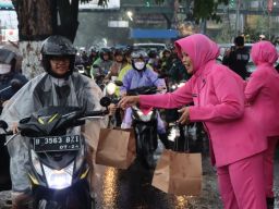 Tebar Kebaikan di Bulan Ramadhan Polres Batu dan Bhayangkari Berbagi Takjil