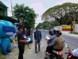 PLN Icon Plus dan PLN ULP Bojonegoro Ngabuburit Bareng dan Bagi Takjil