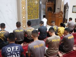 Manfaatkan Momen Bulan Ramadhan, Kapolres Cirebon Kota Pimpin Sholat Tarawih di Masjid Adz Dzikra