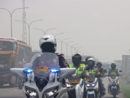 Polwan Polresta Cirebon dan Kowal Cirebon Imbau Pengendara Tidak Berhenti di Bahu Jalan Tol