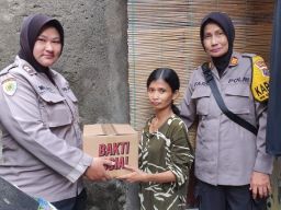 Bagikan Bansos secara Door to Door, Kepedulian Polwan Polres Tanjung Perak kepada Warganya