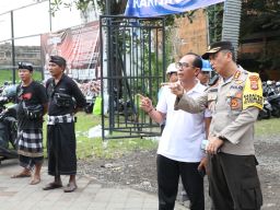 Kabid Humas Pantau Pelaksanaan Ibadah Sholat IED Di Gor Ngurah Rai Denpasar