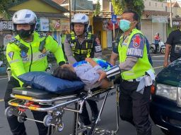 Tim Reaksi Cepat Polres Malang Evakuasi Warga Sesak Nafas Saat Mudik Lebaran