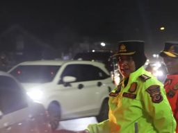 Kapolresta Cirebon Pimpin Patroli Pengamanan dan Pengaturan Arus Lalu Lintas Antisipasi Dampak One Way di Tol.