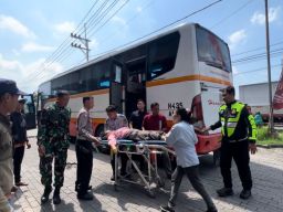 Gercep Polisi Beri Pertolongan Pemudik di Kota Mojokerto yang Pingsan di Bus