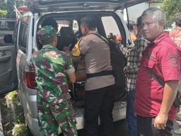 Salut, Polisi di Nganjuk Antarkan ODGJ Berobat ke RSJ Menur