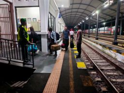 Sinergitas TNI Polri, Patroli di Stasiun Ngawi Antisipasi Arus Balik Mudik Tahap Dua  