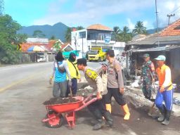 Sinergitas TNI Polri Bersihkan Saluran Air Pasca Banjir di Lumajang  