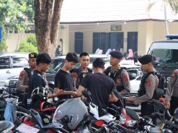 Sosialisasikan Penerimaan Anggota Polri, Bag SDM Polres Cirebon Kota Bagikan Pamflet Kepada Masyarakat