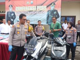 Kapolres Bangkalan Serahterimakan Motor yang Hilang 6 Tahun Silam Kepada Pemiliknya