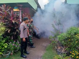 Cegah DBD Polisi Dampingi Dinkes Tulungagung Lakukan Fogging  
