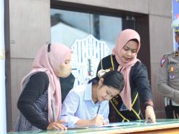 Berpakaian Adat Petugas Satpas SIM Polres Kediri Kota Layani Masyarakat di Hari Kartini  