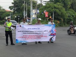 Berbagi Coklat Polres Gresik Gelar Kampanye Simpatik Keselamatan di Jalan