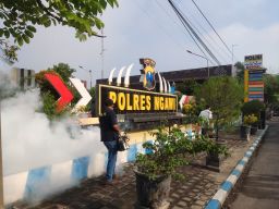 Sidokkes Polres Ngawi Lakukan Fooging Cegah Wabah DBD