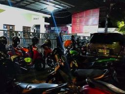 Oknum Dishub Surabaya Lakukan Pungli Parkir Liar Tarif 10 Ribu Per Sepeda Motor Saat Nobar AFCU-23