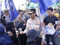 Berbagi Air Minum Saat Aksi Damai Buruh, Kapolres Situbondo Diserbu Emak-Emak Minta Selfie