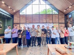 Perayaan May Day, Kapolres Lumajang Ngobrol Santai Bersama Serikat Buruh