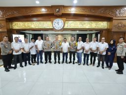 Kapolda Jatim dan Dua Komisaris Besar Polisi Raih Penghargaan PWI Jatim Award 2024  