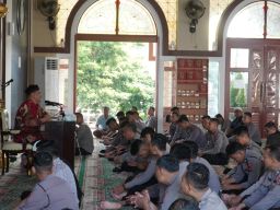 Tingkatkan Imam dan Taqwa Menuju SDM Unggul, Polrestabes Surabaya Gelar Binrohtal