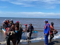 Satpolairud Polresta Banyuwangi Berhasil Selamatkan Dua Nelayan Pasuruan di Perairan Bimorejo