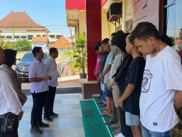 Polisi Beri Pembinaan 8 Pemuda yang Diamankan di Alun – alun Kraksaan