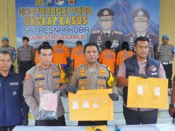 Polresta Sidoarjo Amankan Pasutri Diduga Pengedar Narkoba, Bukti Sabu 137,57 gram Disita