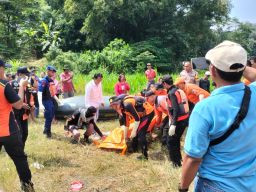 Polisi Bersama Tim Gabungan Berhasil Evakuasi Korban Hanyut di Sungai Brantas Tulungagung