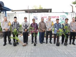 Peduli Lingkungan Kapolda Jatim Tanam dan Berbagi Bibit 3.000 Pohon di Gresik