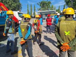 Pembenahan Jaringan Di Situbondo, PLN Icon Plus Melakukan Penataan dan Pendataan Kabel Fiber Optik Ilegal di Tiang PLN