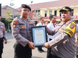 Kapolres Pelabuhan Tanjung Perak Beri Penghargaan kepada puluhan Anggota Berprestasi  
