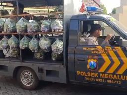 Cara Unik Sampaikan Pesan Kamtibmas, Polisi di Jombang Sulap Mobil Patroli Jadi Gerobak Sayur Gratis