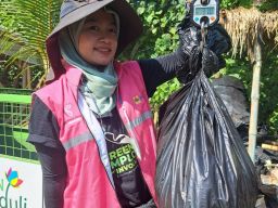 Srikandi PT PLN (Persero) UIP JBTB Turut Sukseskan Program Bersih - Bersih Sungai Muara Baros
