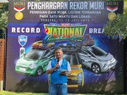 Catatkan Rekor MURI! _Charging_ Mobil Listrik Terbanyak di Satu Lokasi, Kolaborasi PLN-Komunitas