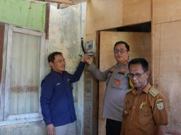 Rayakan HUT RI Ke-79, Donasi Pegawai PLN Nyalakan 7.357 Listrik Gratis bagi Keluarga Kurang Mampu