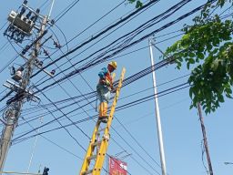 PLN Icon Plus Peran Aktif Melakukan Perapihan Kabel Tiang PLN Kota Kediri