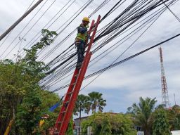 PLN Icon Plus Menata Kabel FO di Tiang PLN Madiun Kota Guna Jaga Estetika Kota dan Keandalan Jaringan