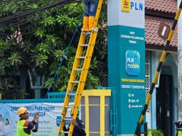 PLN Icon Plus Lakukan Perapihan Kabel di Tiang PLN di depan Kantor PLN ULP Taman - Sidoarjo. 